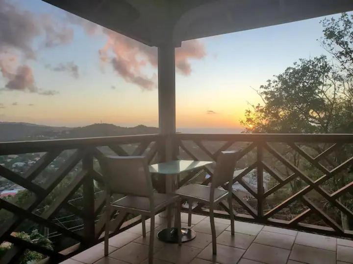 Nia's Hillside Loft - Exquisite Views
