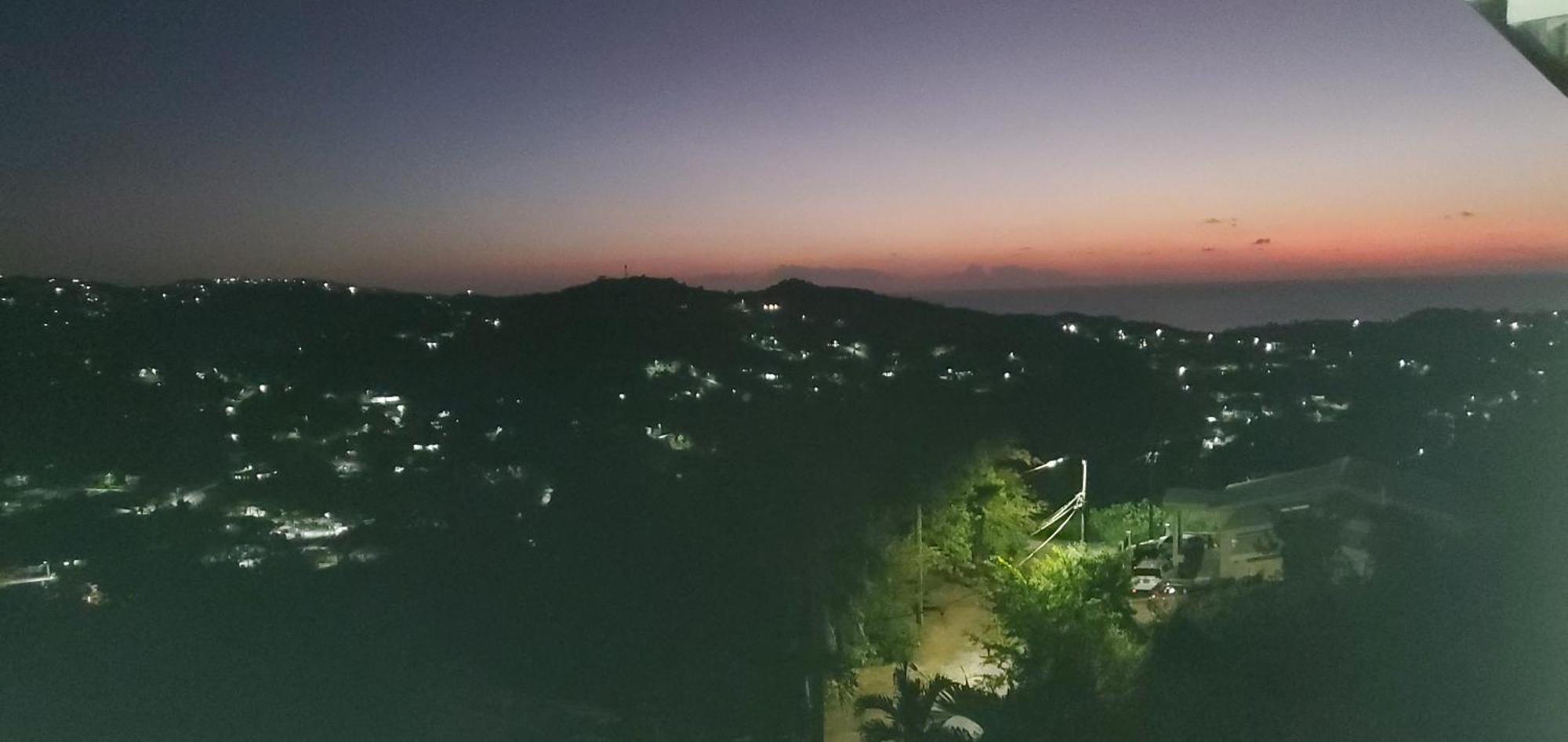 Nia's Hillside Loft - Exquisite Views Apartment