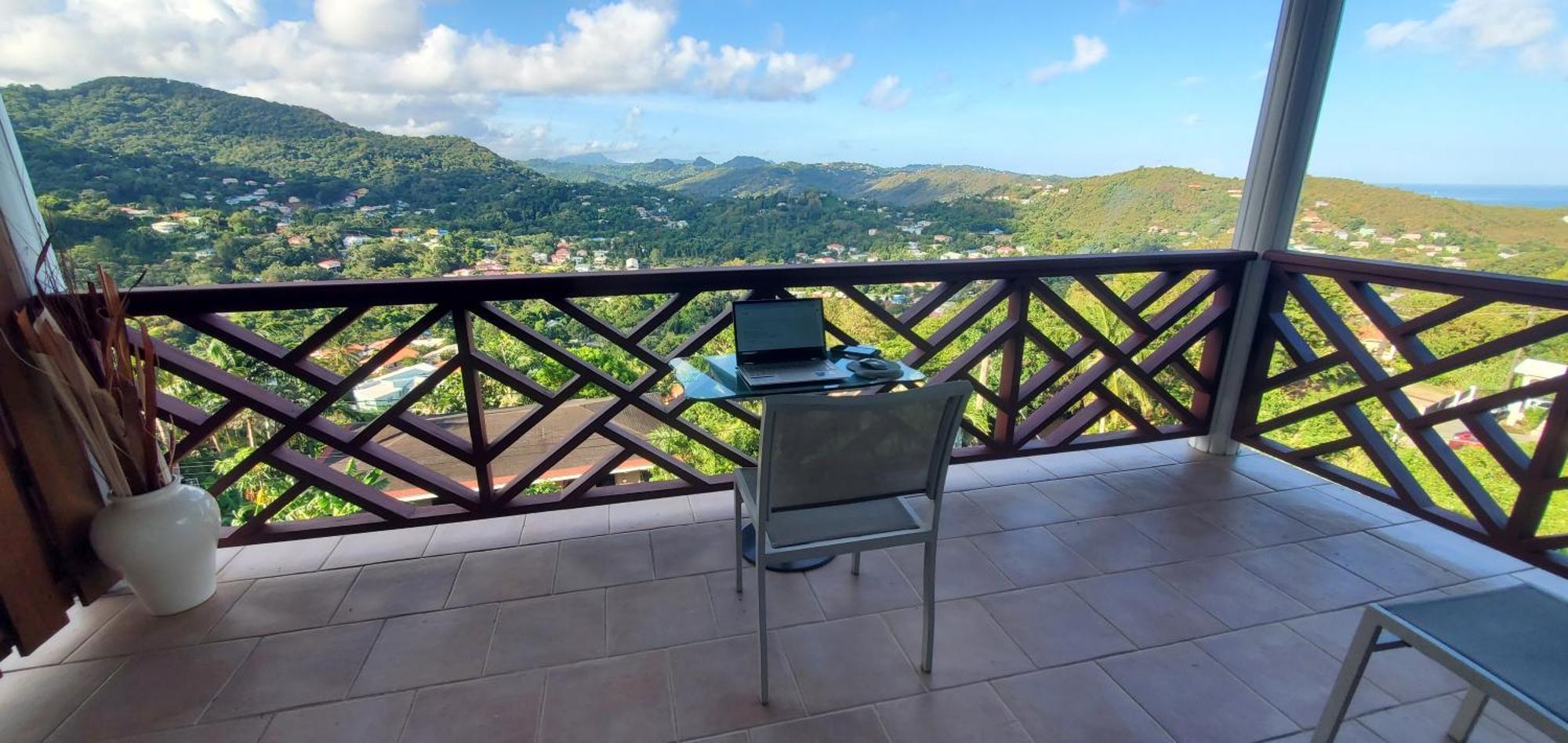 Nia's Hillside Loft - Exquisite Views *