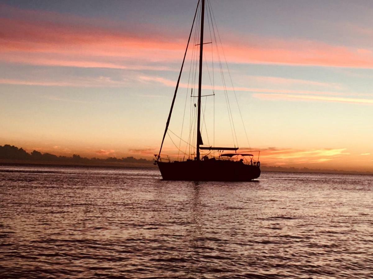 Botel Private Yacht, Day Sail And Houseboat