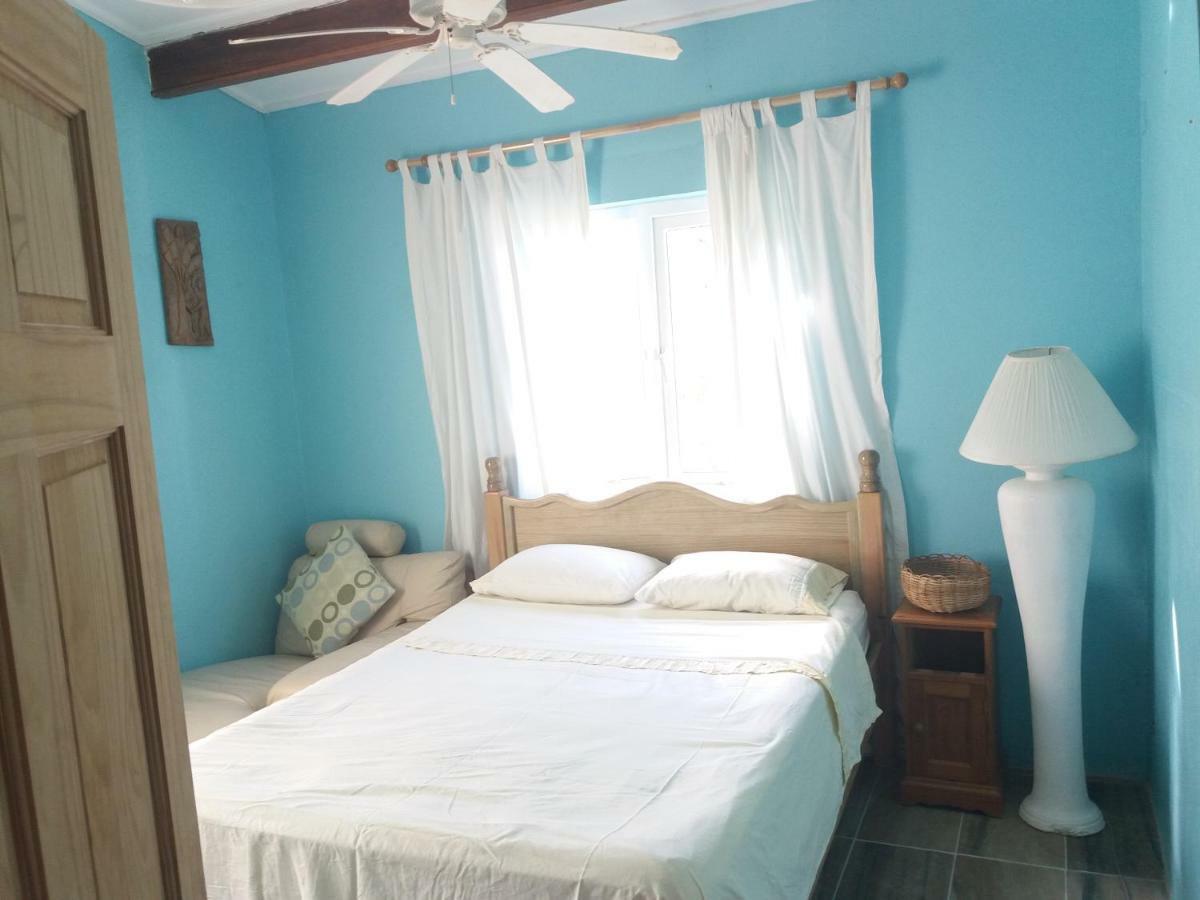 A Private In Paradise, Vieux *