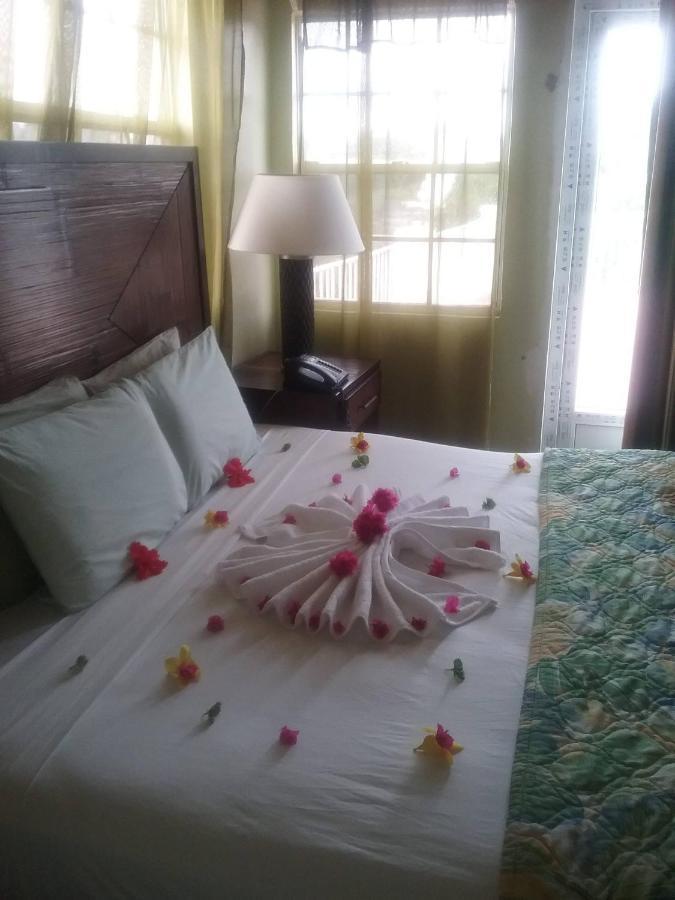 Aanola 6b Tranquil Privy Boudoir Guest house