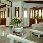 Tropical Breeze Guesthouse And Furnished Apartments