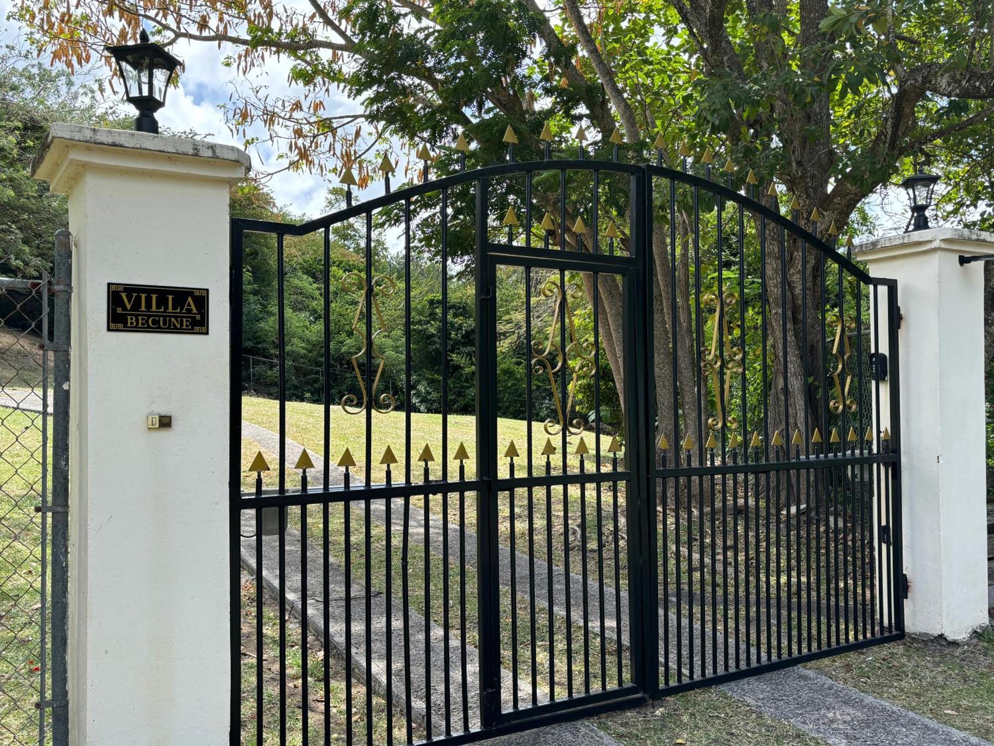 Private With Large Pool & 5min Walk To Cap Estate