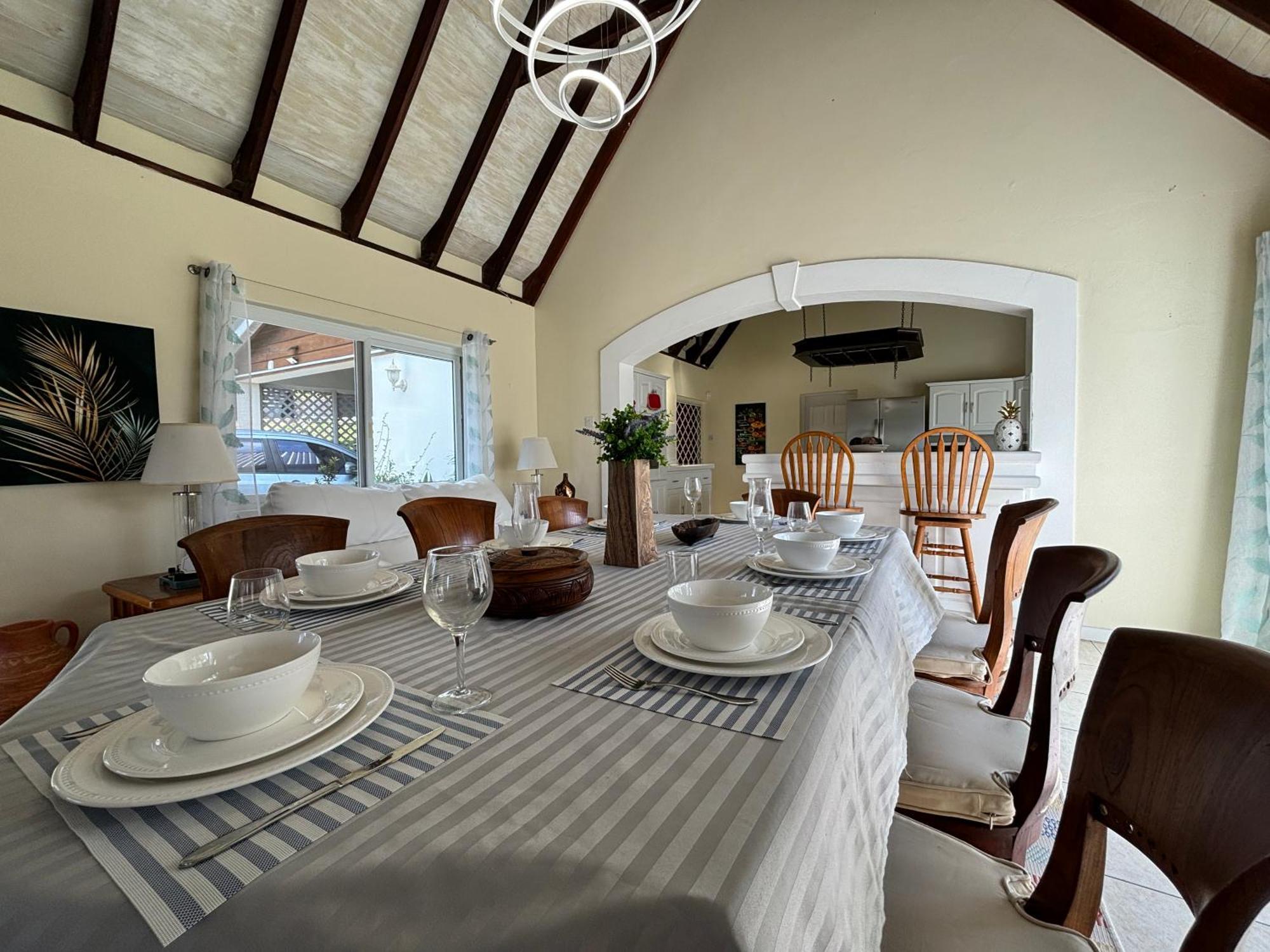 Private With Large Pool & 5min Walk To Cap Estate