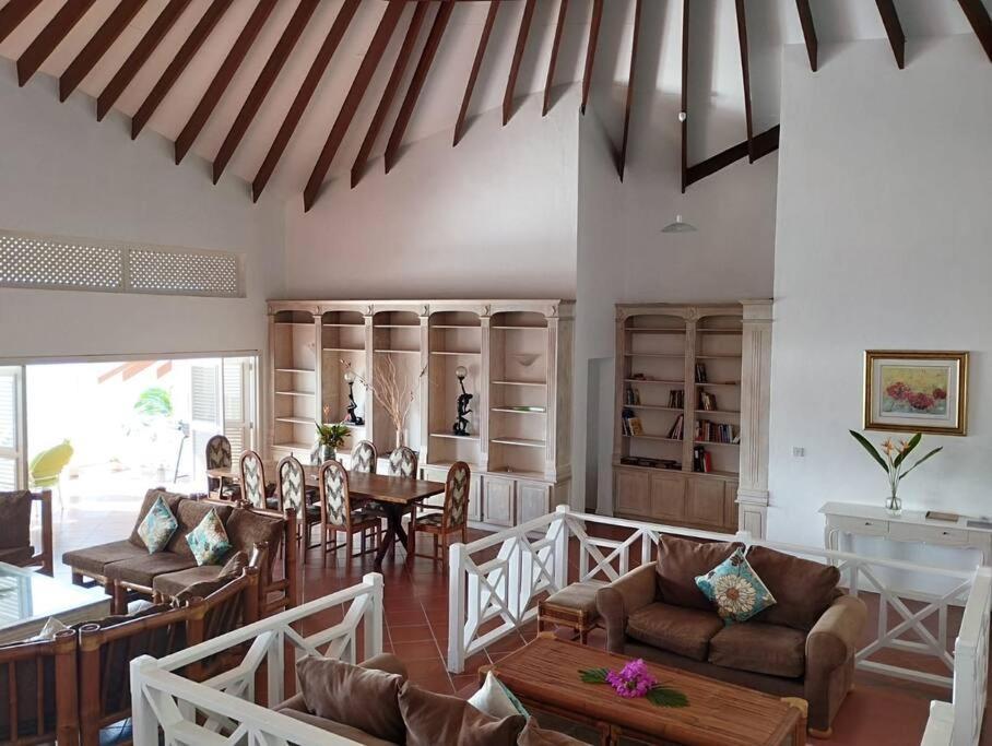Oceandale Beachfront Villa *