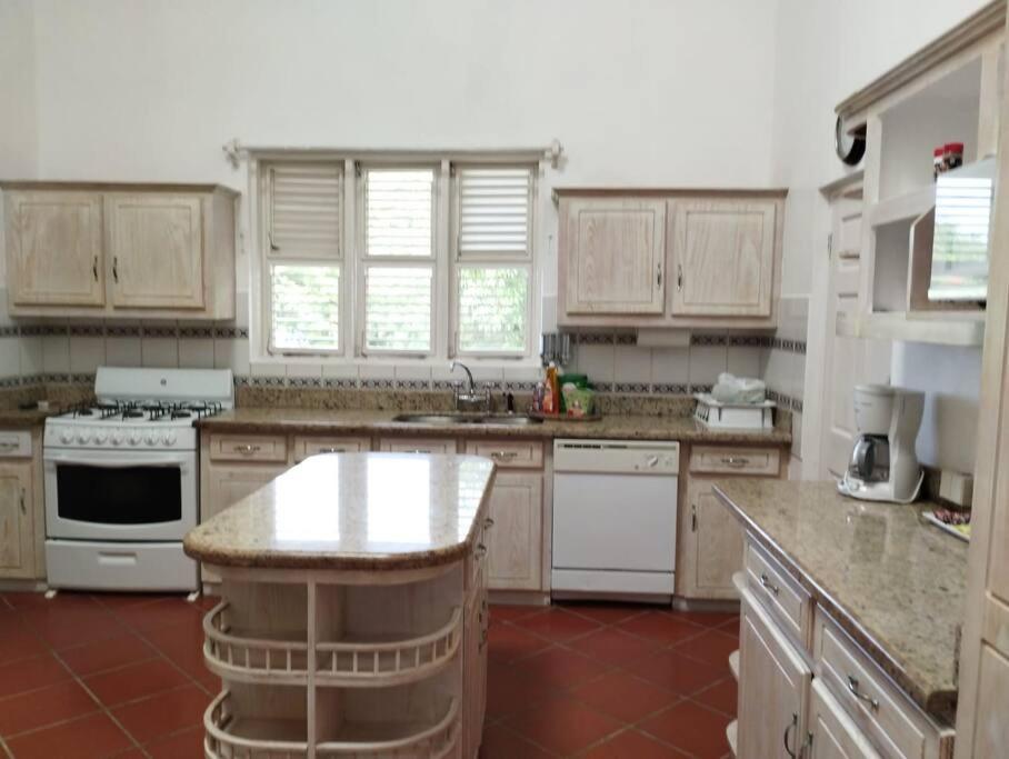 Villa Oceandale Beachfront *