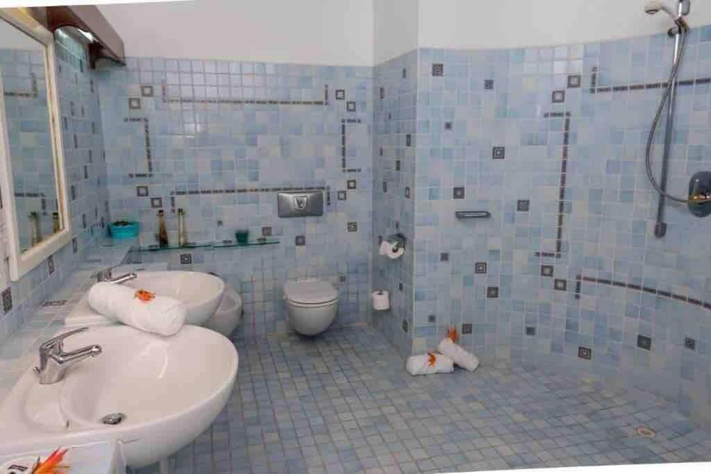 Villa Oceandale Beachfront *