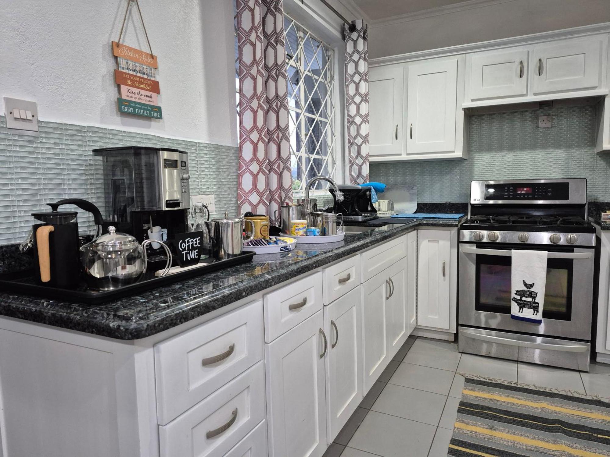 Almarlene House, Spacious Sea View, Large Pool, Patios, Cot, Cook Holiday home *