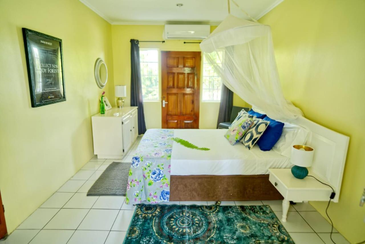 Holiday home Almarlene House, Spacious Sea View, Large Pool, Patios, Cot, Cook Gros Islet