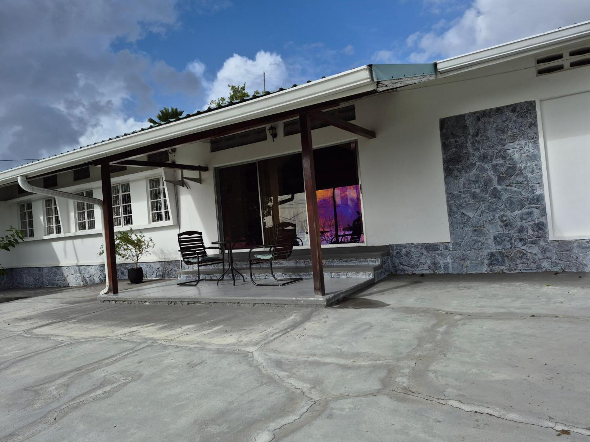 Almarlene House, Spacious Sea View, Large Pool, Patios, Cot, Cook