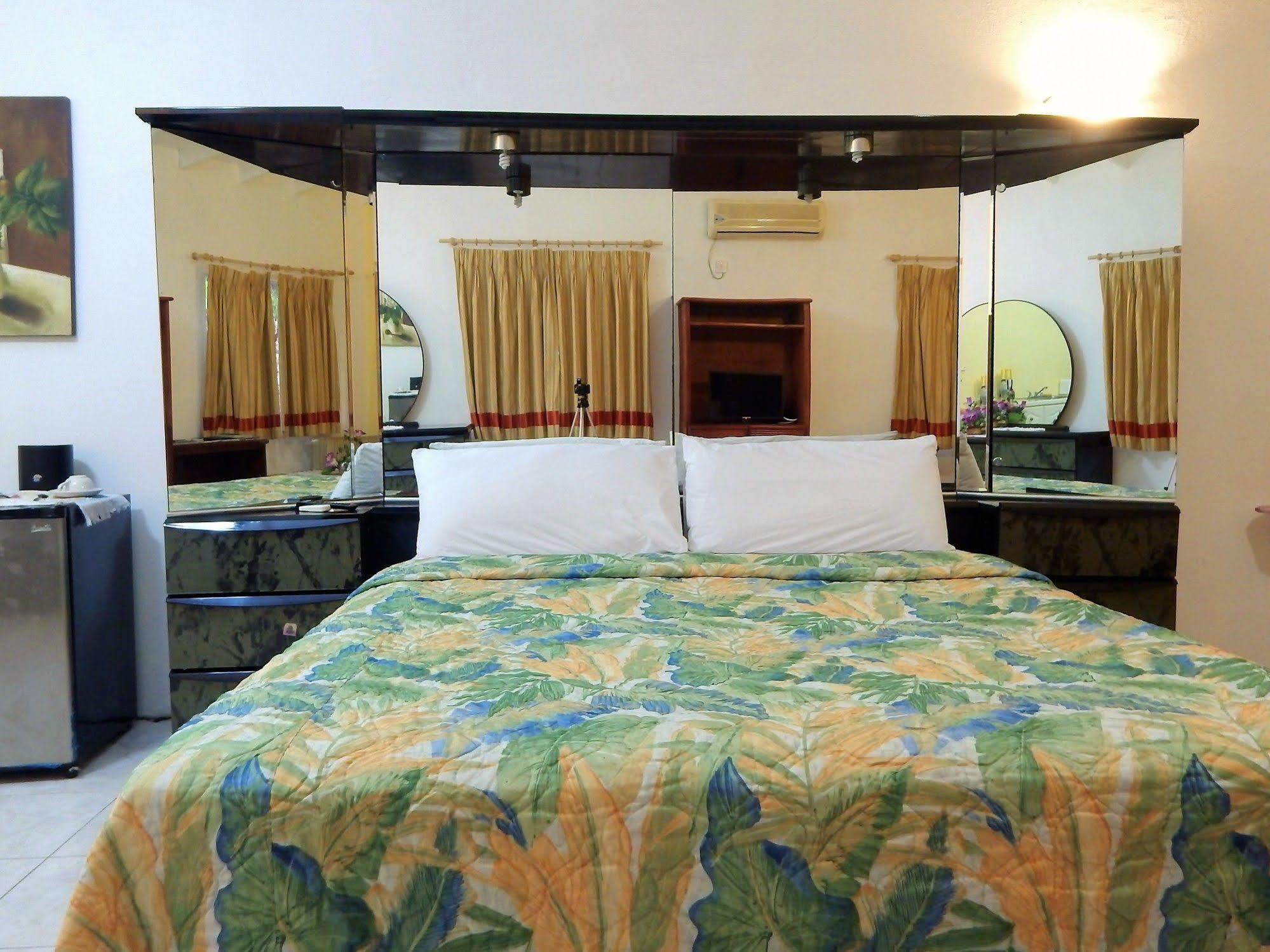 Jj's Paradise Hotel
