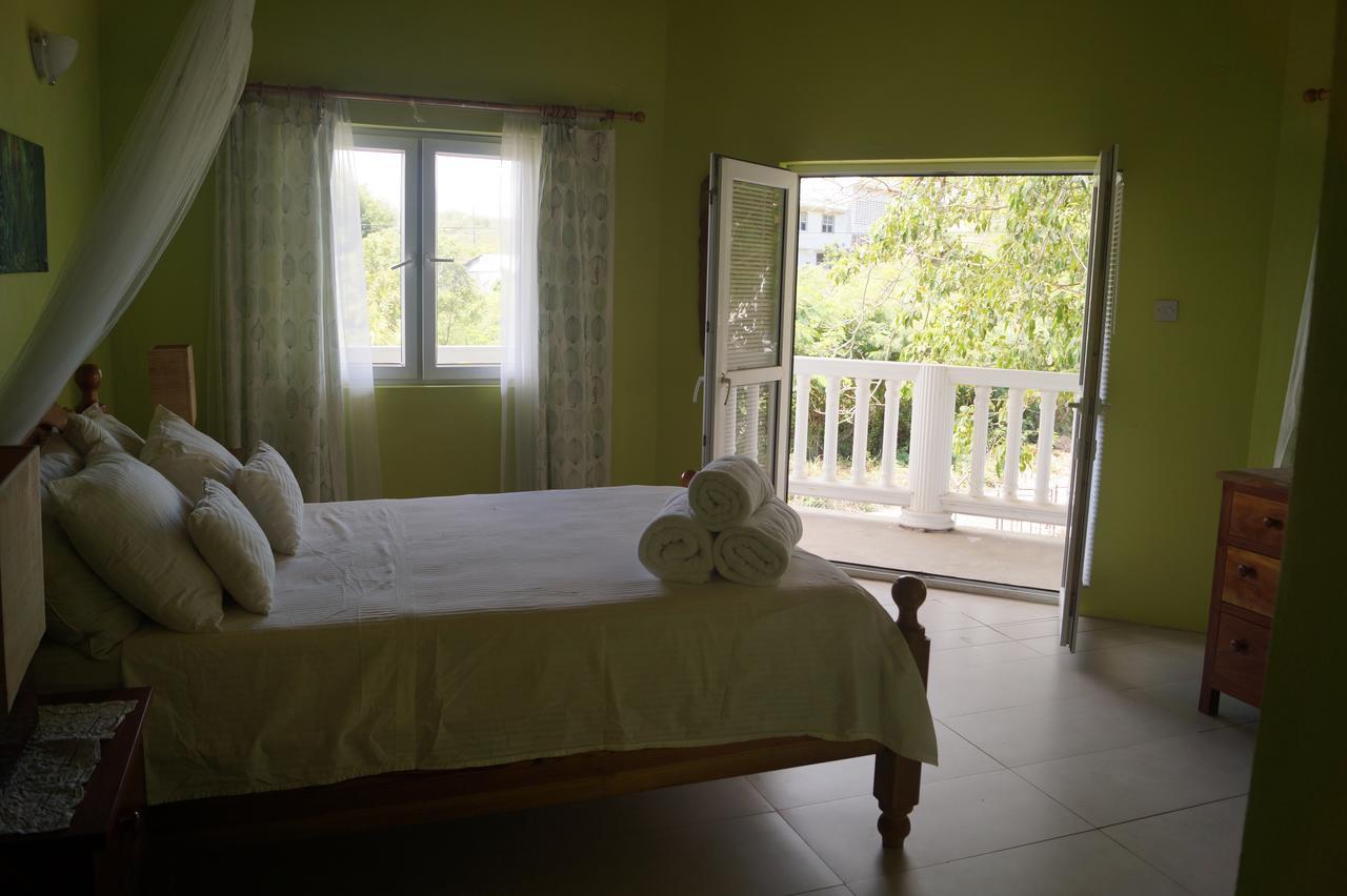 A Private In Paradise, Vieux