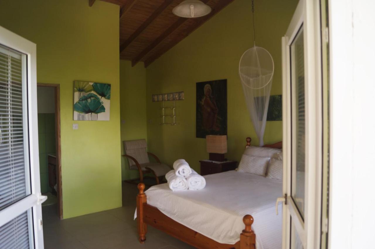A Private In Paradise, Vieux *