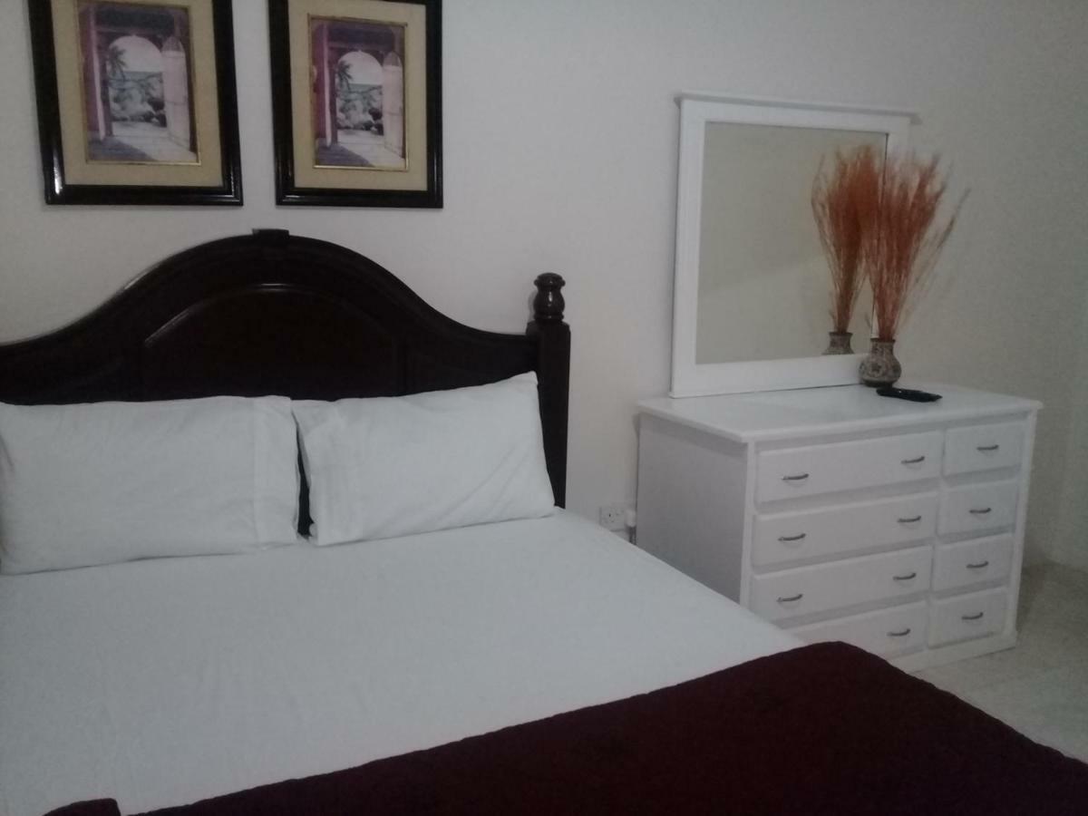 Royal Escape - 1 *