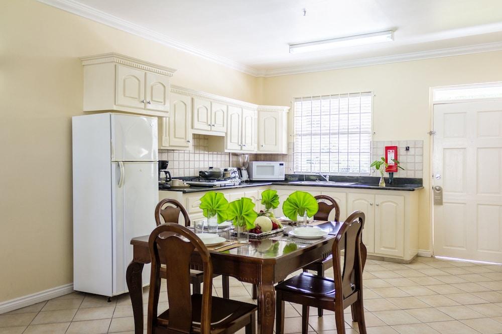 Bay Gardens 3*