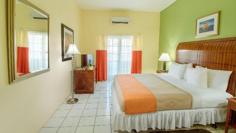 Bay Gardens 3*