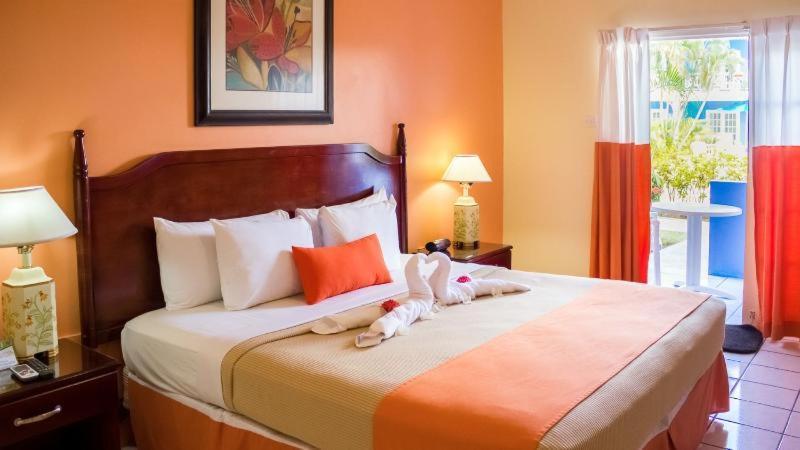 Bay Gardens 3*