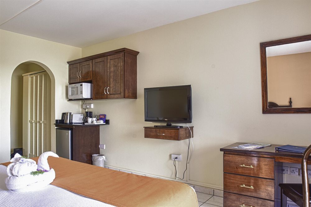 Bay Gardens 3*