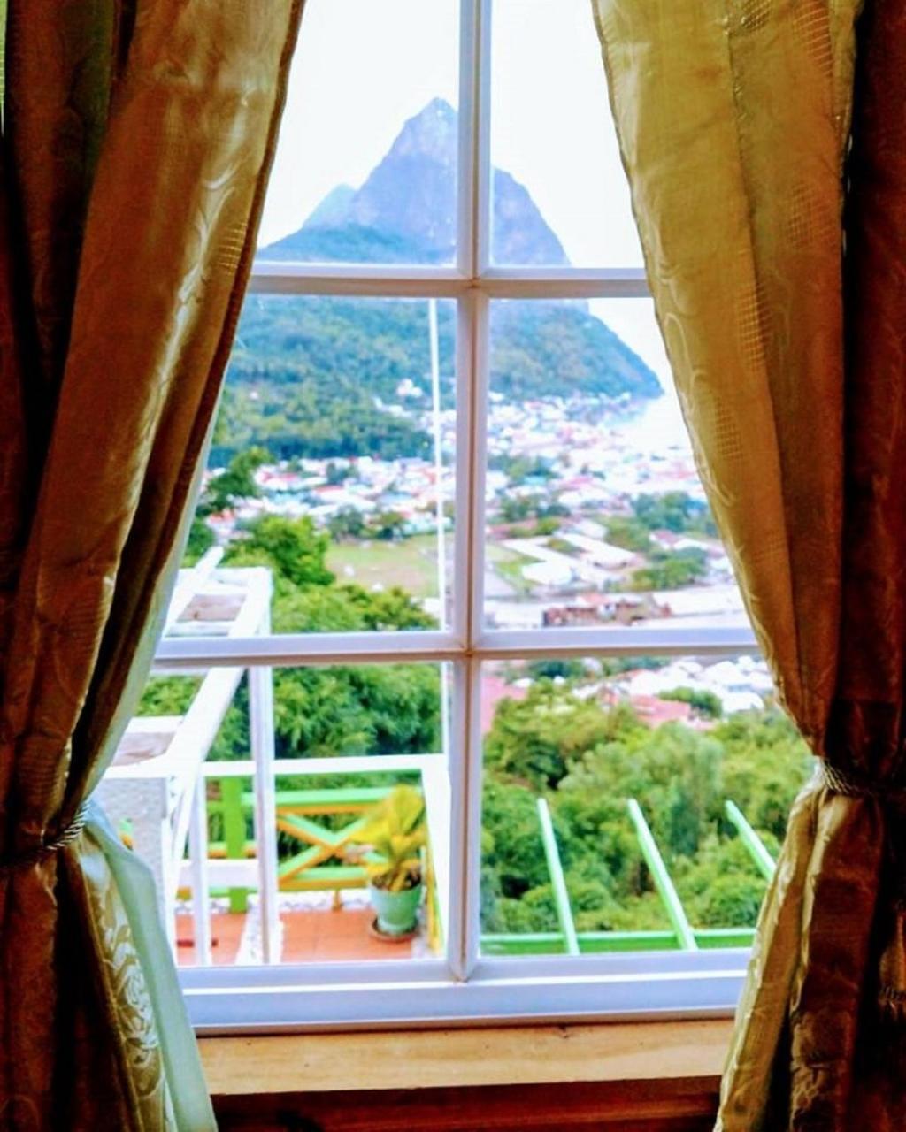 Des Pitons Hotel *