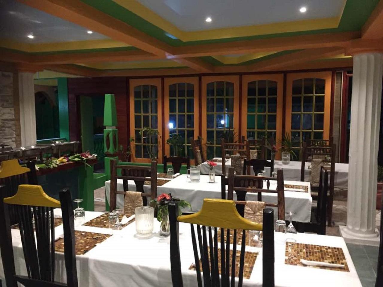 Des Pitons Hotel
